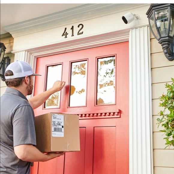 Arlo Essential Spotlight Camera | Wire-Free, 1080p Video | Color Night Vision - Picture 10 of 15